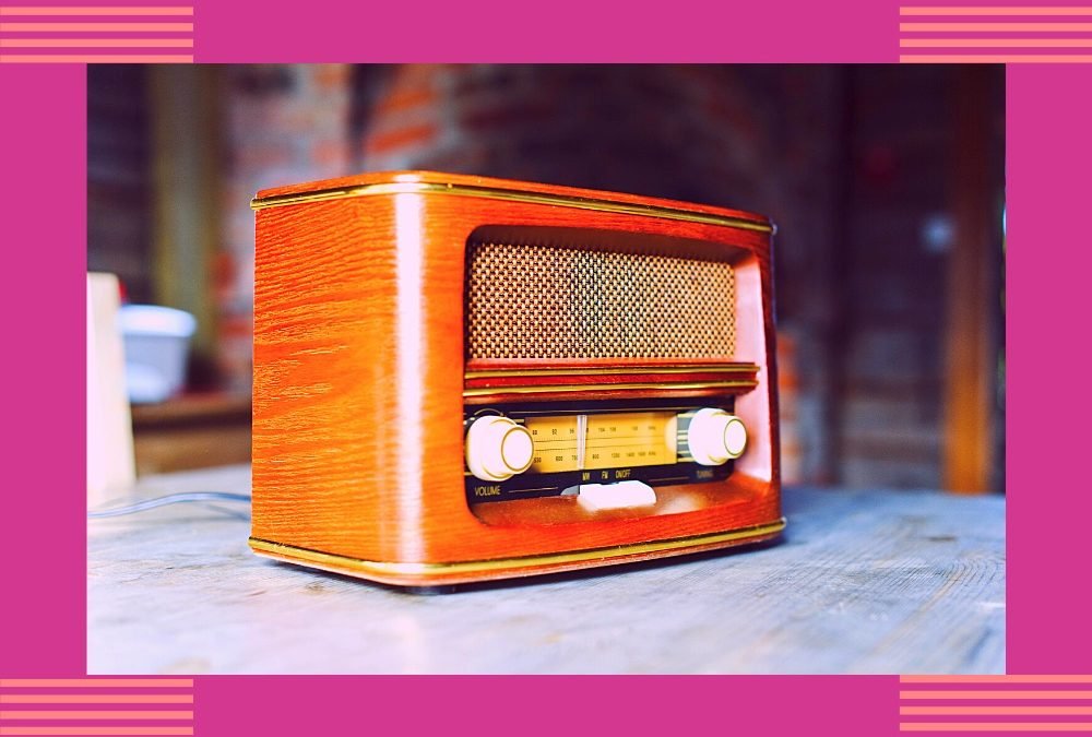Giornata mondiale della radio: Radio vintage di legno con cornice rosa