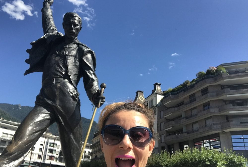 Cinzia Macchi davanti alla statua di Freddie Mercury a Montreux