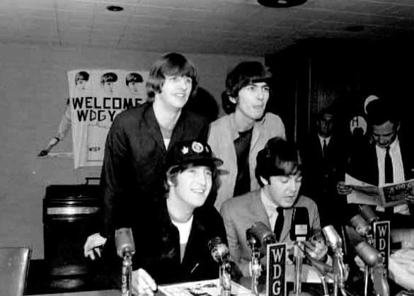 I Beatles durante una conferenza stampa, nel 1965