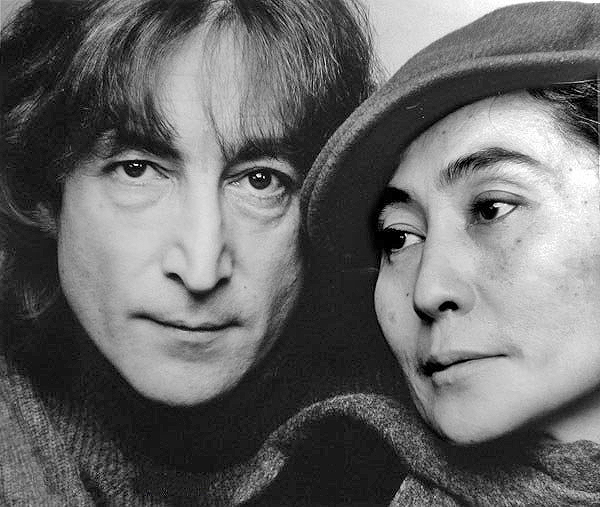 John Lennon e Yoko Ono ritratti in bianco e nero da Jack Mitchell